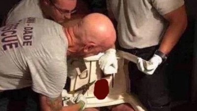 알몸으로 플라스틱 의자에 앉으면 안되는 이유